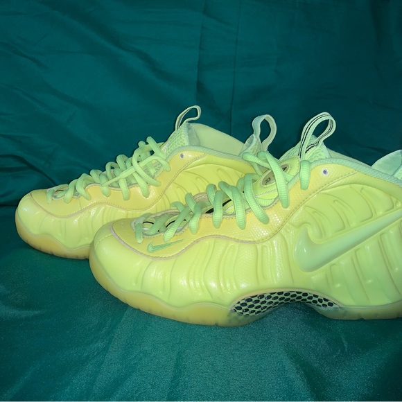 Nike Air Foamposite ’Volt Yellow’ - Picture 2 of 7